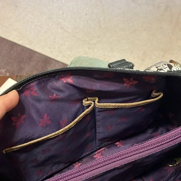 Anushka zip around satchel Cleopatra’s leopard - Picture 6 of 16